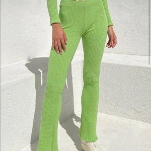 Lisa says gah stretchy green pants